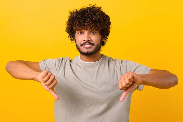 Droevige man demonstreert oneens, slechte beoordeling, een hekel aan gebaar — Stockfoto