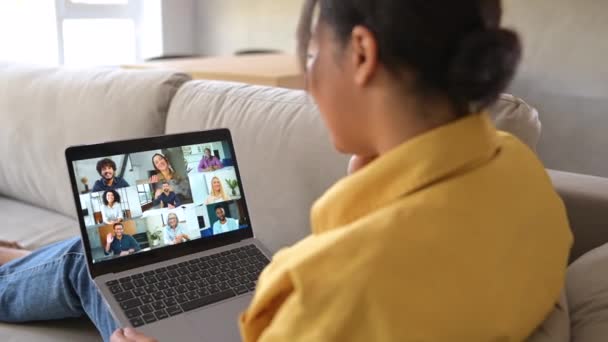 African American kvindelige studerende ved hjælp af ansøgning om distance video kommunikation med klassekammerater – Stock-video
