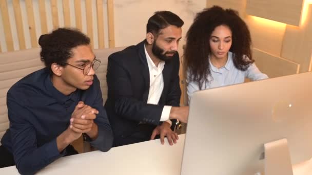 Young confident woman talking with employees in the office — Vídeos de Stock