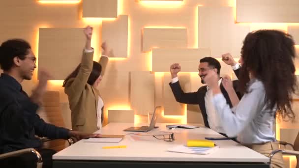 Vellykket ung, kreativ flerkulturell gruppe feirer en god handel på kontoret – stockvideo
