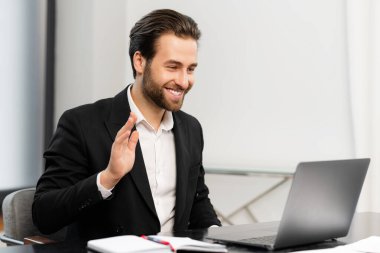 Video çağrı konsepti, takım elbiseli ve gözlüklü genç adam ailesiyle video bağlantısı için dizüstü bilgisayar kullanıyor, uzaktan görüşme, merhaba de, webcam 'e bak,