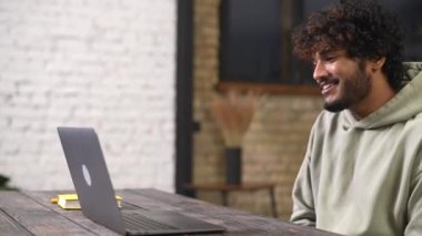 Mesafe iletişim konsepti. Mutlu kıvırcık Hintli adam video çekiyor.