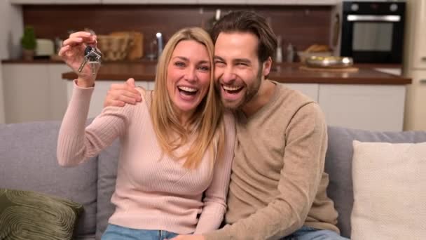 Ενθουσιασμένοι καυκάσιοι ζευγάρι στην αγάπη κινούνται σε ένα νέο διαμέρισμα — Αρχείο Βίντεο