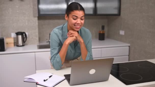 Szczęśliwa młoda miła kobieta patrząc na ekranie laptopa, trzymając rozmowy wideo spotkanie — Wideo stockowe