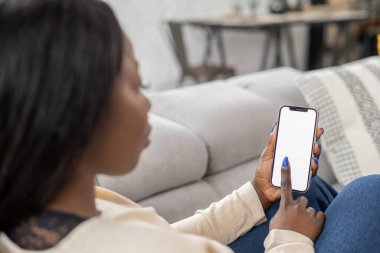 Evdeki koltukta oturan, modaya uygun akıllı telefonu kullanan, sosyal medyada konuşan, mesajlaşan, haber yayını yapan, fotoğraf paylaşan,