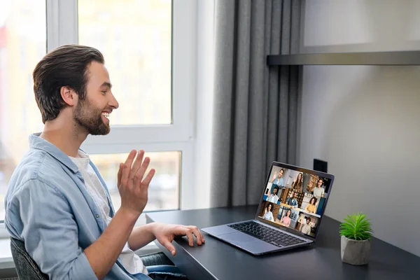 友人とのビデオ接続のためのラップトップを使用して白人男性.男は画面上の若い人たちと話しています。ビデオチャットの概念 — ストック写真