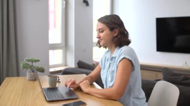 Serbest çalışan bir kadın bir fincan sabah kahvesiyle hayal kuruyor.