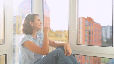 Esmer, çekici bir kadının portresi.