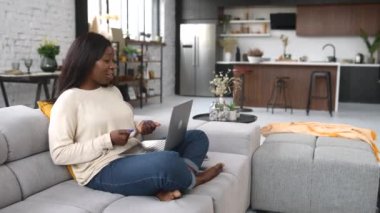 Bir arkadaşla sanal görüşme, video görüşmesi.