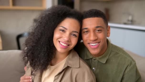 Ευτυχισμένο όμορφο νεαρό πολυφυλετικό ζευγάρι μαζί στο σπίτι — Αρχείο Βίντεο