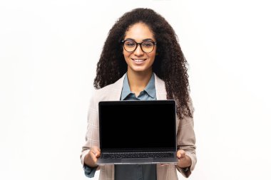 Pozitif gülümseyen kadın serbest çalışan boş ekranla dizüstü bilgisayarı tutuyor ve gösteriyor