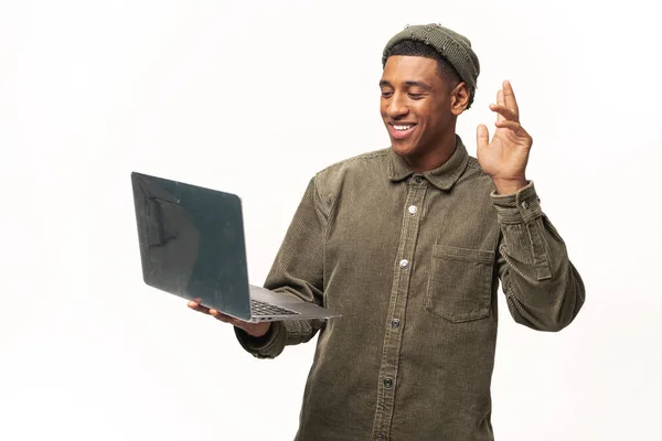Vue de la taille du jeune homme agitant la main et disant bonjour tout en bavardant via un ordinateur portable avec quelqu'un isolé sur blanc — Photo