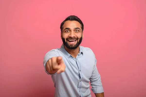 Alegre animado indiana meia-idade homem no jeans camisa aponta dedos para a câmera — Fotografia de Stock