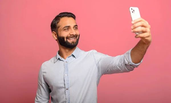 Φωτογραφία του όμορφος χαρούμενος χαμογελαστός Ινδός επεκτείνει το χέρι με smartphone, λήψη selfie — Φωτογραφία Αρχείου