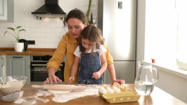 Vackert porträtt av mor och liten söt dotter matlagning tillsammans — Stockvideo