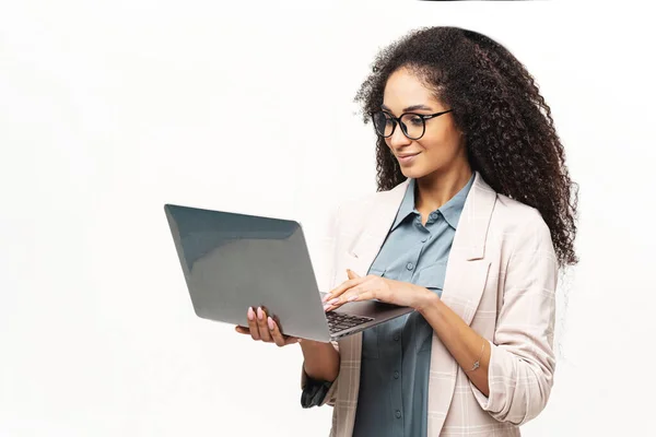 Femme afro-américaine intelligente et confiante en tenue décontractée intelligente utilisant un ordinateur portable — Photo