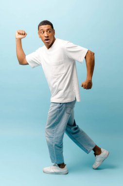 Genç, afro-amerikan bir adamın aceleyle