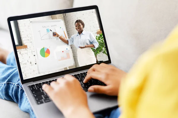 Webinare, Vorträge online. Eine Frau im Amt beobachtet den Online-Unterricht, eine Lehrerin am Laptop-Bildschirm. Berufliche Entwicklung, Ausbildung — Stockfoto