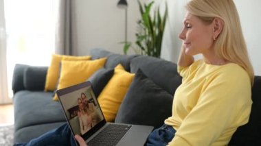 Video görüşmesi için dizüstü bilgisayar kullanan son sınıf bir kadın.