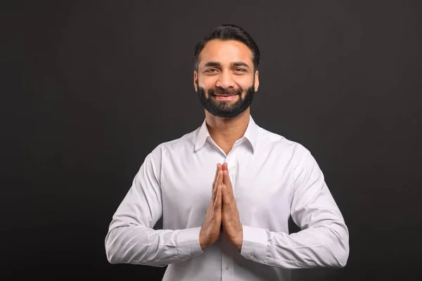 Ευτυχισμένος γενειοφόρος Ινδός άνδρας σε επίσημο λευκό πουκάμισο χαιρετισμό ή ευχαριστώντας σας με την παραδοσιακή χειρονομία namaste — Φωτογραφία Αρχείου