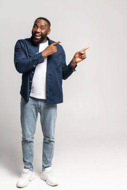 Heyecanlı Afro-Amerikalı adam yeni bir çözüm buldu.