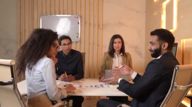 Detayları gözden geçiriyorum. Bir grup kendine güvenen iş adamı bir şeyi tartışıyor.