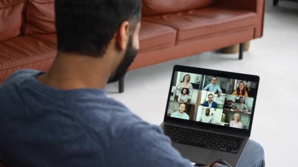 印度男人在一起用电脑应用程序和很多人交流 — 图库视频影像