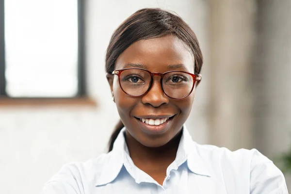 Confident female office employee looks at the camera. — Stockfoto