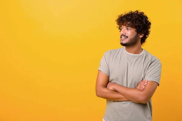 Πορτρέτο του ευτυχισμένος ικανοποιημένος όμορφος νεαρός Ινδός άνδρας σε t-shirt στέκεται με σταυρωμένα χέρια — Φωτογραφία Αρχείου