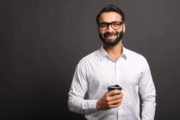 Όμορφος με αυτοπεποίθηση γενειοφόρος Ινδός άντρας σε επίσημα stands με χάρτινο φλιτζάνι καφέ — Φωτογραφία Αρχείου
