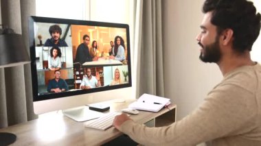 Hintli adam eğitim seminerine katılıyor. Webinar 'la ilgili.