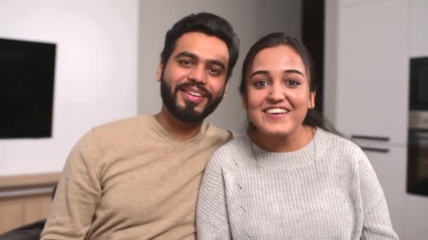 Incontro virtuale con la giovane coppia indiana, uomo e donna felici guardando la fotocamera e salutando — Video Stock