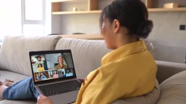 Video iletişimi için bilgisayar uygulaması kullanan Afro-Amerikalı kadın