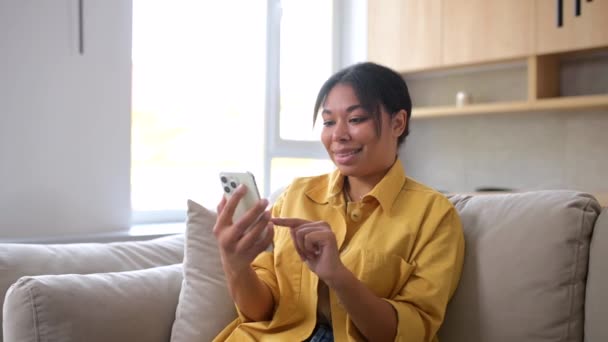 Расстроенная женщина тысячелетия беспокоится о полученном спам-сообщении или сломанном устройстве — стоковое видео