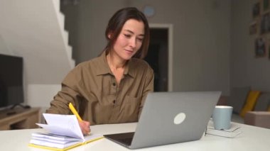 Gülümseyen nazik genç bayan evde çalışıyor.