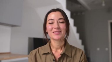 Çevrimiçi bir röportajda gülümseyen Asyalı genç bayan ya da video görüşmesi yapan