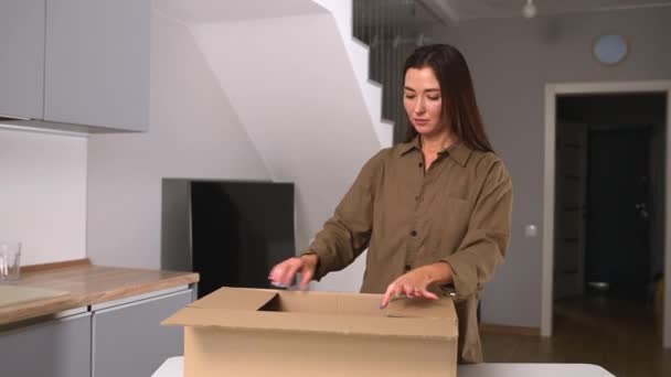 Young upset asian girl received an online delivery order — Stok video