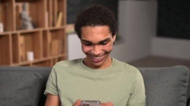 Akıllı telefondan mesaj gönderen yakışıklı adam.