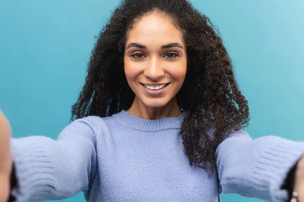 Kaygısız Afro-Amerikalı kıvırcık saçlı genç kadın akıllı telefondan selfie çekiyor, sosyal medyalar için içerik oluşturuyor. — Stok fotoğraf