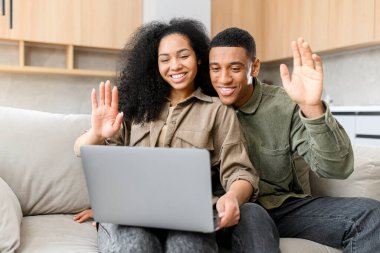 Sevgi dolu bir çift internette konuşuyor, aile ya da arkadaşlarla dizüstü bilgisayarda video görüşmesi yapıyor. Çok ırklı erkek ve kadın web kameralarına el sallıyor, gülümsüyor ve selamlıyorlar.