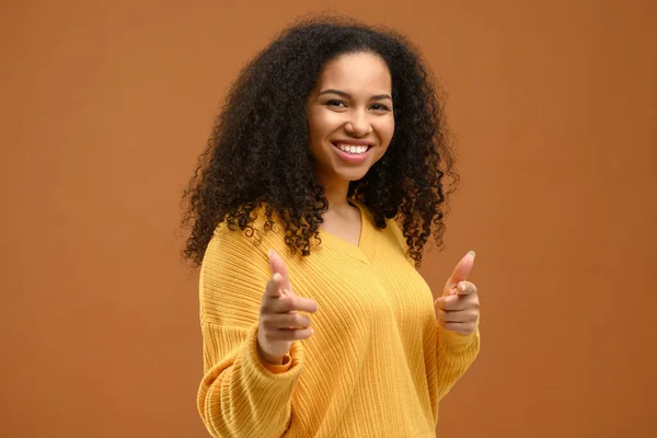 Happy satisfied woman with brown hair pointing fingers on you looking at camera with toothy smile, congratulating with victory. Indoor studio shot isolated — Stock Photo, Image