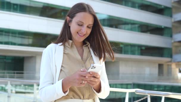 Charmante Positieve Jonge Vrouw Met Een Smartphone Staat Straat Zakenvrouw — Stockvideo