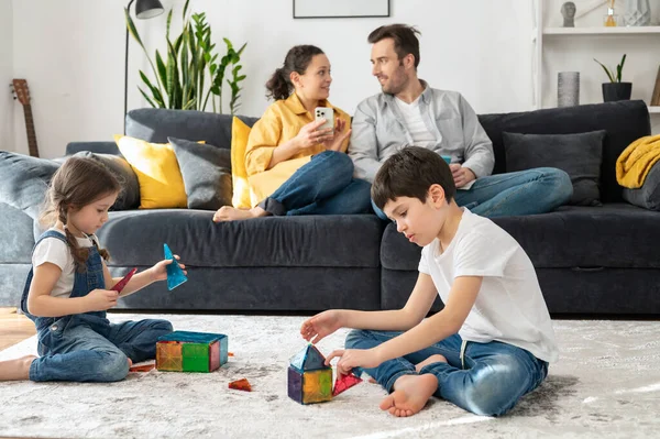 Frère Sœur Appréciant Jeu Ensemble Famille Quatre Personnes Maison Deux — Photo