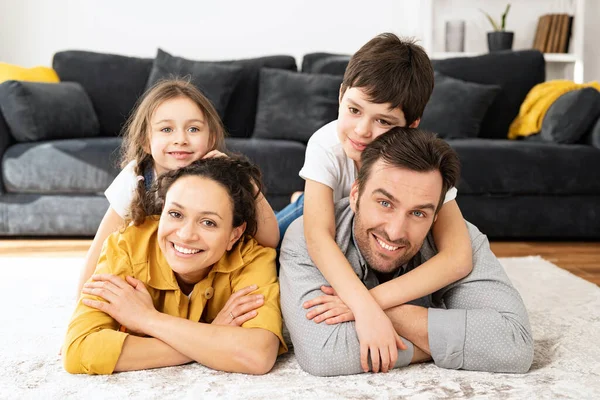 Family Feeling Happy Weekend Happy Multiracial Family Four Laying Floor — Stock Photo, Image