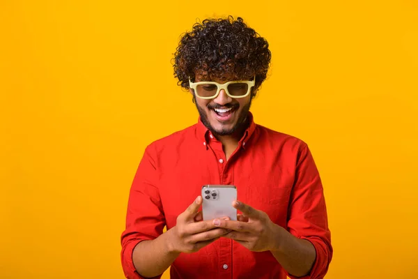 Portrait Homme Brune Joyeux Avec Barbe Aide Téléphone Portable Souriant — Photo