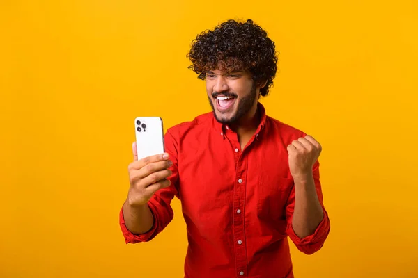 Ευτυχισμένος Ικανοποιημένος Άνθρωπος Γενειάδα Κρατώντας Smartphone Και Χαμογελώντας Κάνοντας Χειρονομία — Φωτογραφία Αρχείου