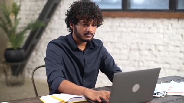 Modern Szakállas Férfi Aki Laptoppal Dolgozik Otthoni Irodában Indiai Férfi — Stock videók
