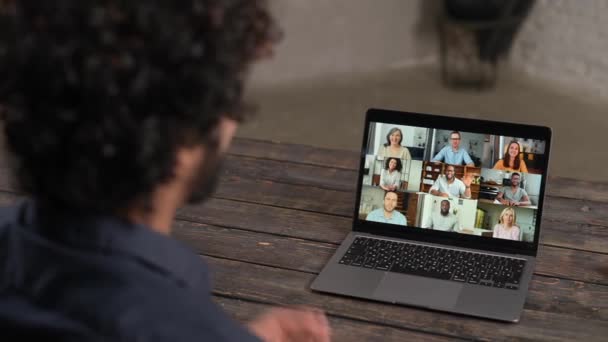 Visão Traseira Tela Laptop Com Muitas Pessoas Diversas Nele Cara — Vídeo de Stock
