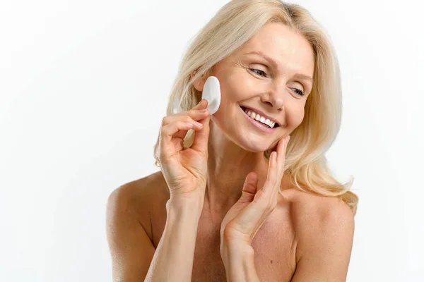 Charming 40S Lady Naked Shoulders Removing Make Delighting Mid Age — Stock Photo, Image