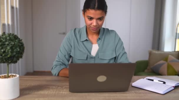 Uspokojená Etnická Žena Která Používá Notebook Pro Vzdálenou Práci Nebo — Stock video